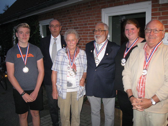 Die neuen Majestäten: Dennis Rautenberg, Heinz Seligmann (Schießwart), Isela Rieck, Gerd Buske, Stephani Willert, Peter Brüggemann