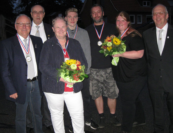 Hofstaat 2019: Peter Brüggemann, Schießwart Heinz Seligmann, Marianne Brüggemann, Dennis Rautenberg, Thomas Eggers, Stephanie Willert, Hans-Henning Reese (v.l.)