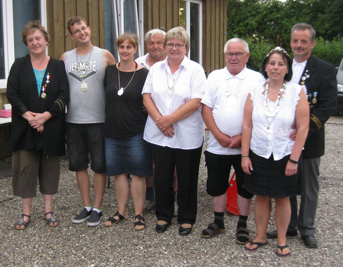 Vorsitzende und alte Königin Gitta Berg mit Vater (hinten), neues Königspaar Rene Frambach und Alexandra Holle, Vizekönigin Gitta Griebel, Volkskönig Günter Chappa und Prinzenpaar Jessica Chappa-Kelm und Reinhard Kelm