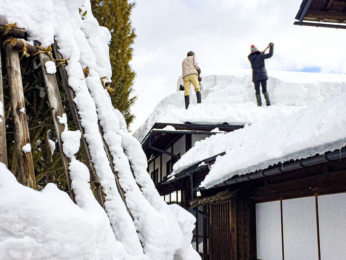 新座敷の屋根を除雪