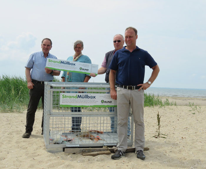 Aufstellung der Strandmüllboxen auf Föhr: v.l.n.r. Friedrich Riewerts (Bürgermeister Nieblum) Angela Ottmann (BUND Föhr/Plastikfrei wird Trend) Walter Höllmer (Lions Club Föhr) und Rainer Hansen (Lions Club Föhr)