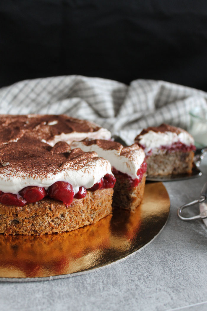 Nuss-Kirsch-Kuchen mit Sahnehaube - (K)leckerei Nuss-Kirsch-Kuchen mit Sahnehaube - (K)leckerei