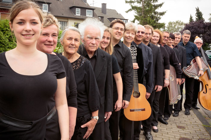 Die Spieler/innen des Orchesters 2014 (mit Dirigent Dr. Raphael D. Thöne)