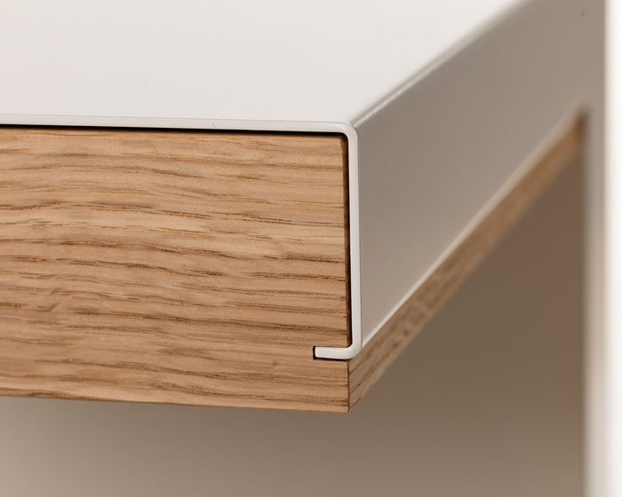 Holzschublade, Auszug, Detail, Nachttisch, Beistelltisch Alvin von buero schwarze, Design by Katharina Schwarze, Berlin. Nachttisch Interior Setting, weiß monochrom, minimalistisch, Freisteller, clean