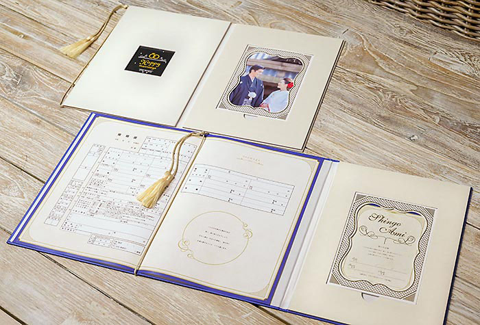 オリジナルケースには婚姻届、記念カード、記念写真を収めるスペースがあります