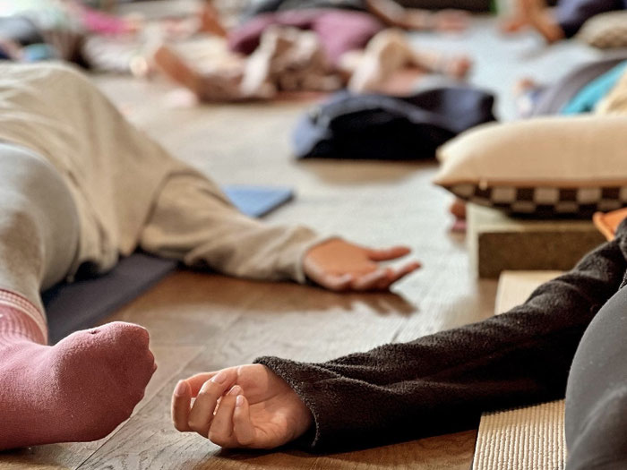 Entspannung im Savasana inklusive Nackenmassage