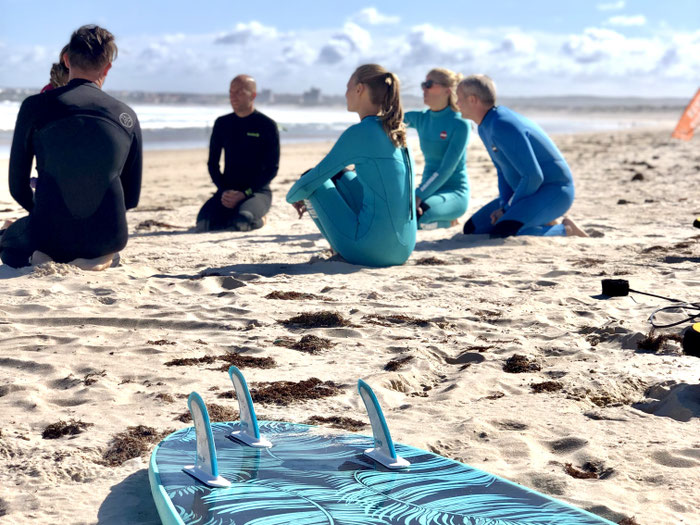 Surfunterricht bei blauem Himmel am Strand von Peniche