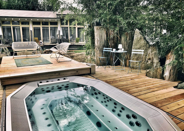 Blick in den großen Wellnessbereich mit Indoor und Outdoor Sauna und Whirlpool