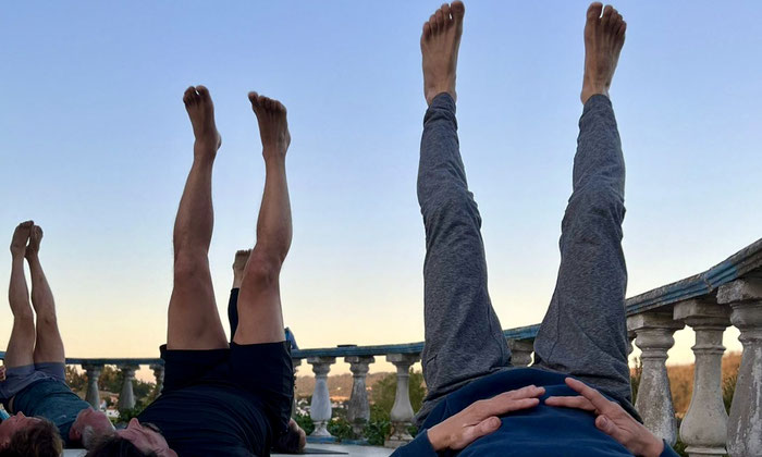 tägliche Yogapraxis am Morgen auf der Terrasse