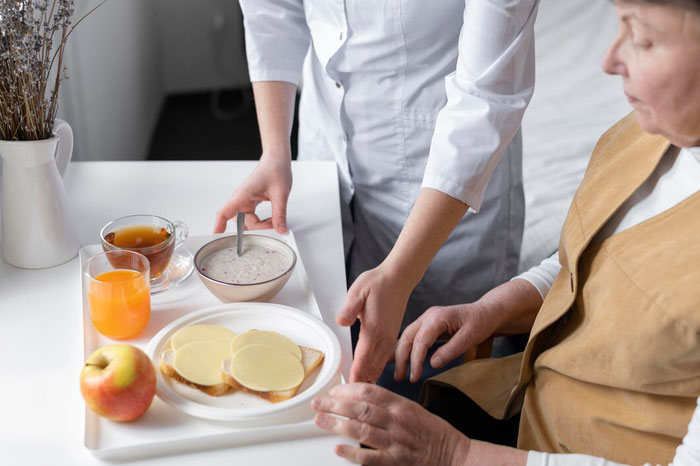 découvrez nos métiers dans le service à la personne à domicile ménage. Aide à l'autonomie. Aide au lever. Aide au repas et aux couses   