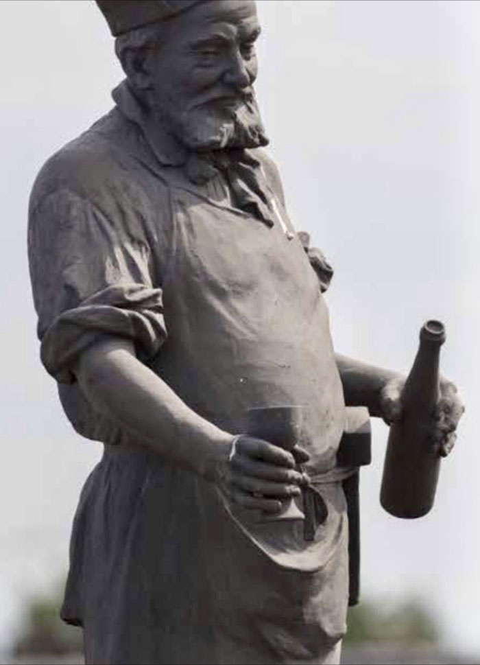 "Le Tonnelier alsacien" une oeuvre d'Auguste Bartholdi datée de 1902. Elle a été commandée par la Société vinicole (Bourse aux Vins) de Colmar, qui venait d’aménager ses locaux dans la Maison des Têtes en 1898
