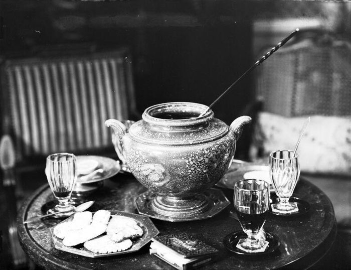 Fête de noël, vin chaud et bredele en Alsace. Photographie issue du Fonds Lucien BLUMER (1871-1947), photographe et artiste-peintre  (Archives de la Ville et de l'Eurométropole de Strasbourg)