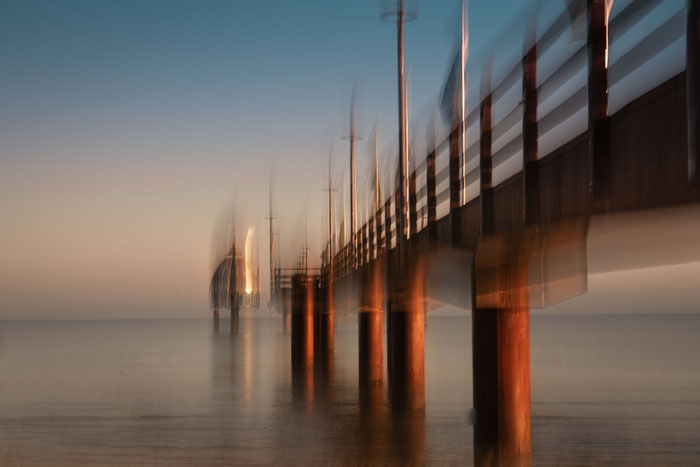 Tags: ICM Urlaub, Intentional Camera Movement, kreative Urlaubsfotografie, Langzeitbelichtung Urlaub, Strand ICM, Stadtfotografie ICM, Bewegungsunschärfe, Urlaubsfotografie Tipps, Kamerabewegungen, Abstrakte Fotografie Urlaub, Kameratechnik ICM, Reiseziel