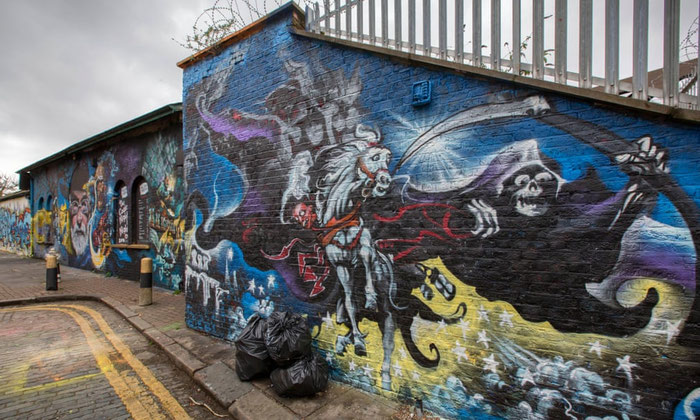 Mural/homenatge a Terry Pratchett de Jim Vision i Dr Zadok, Brick Lane, Londres