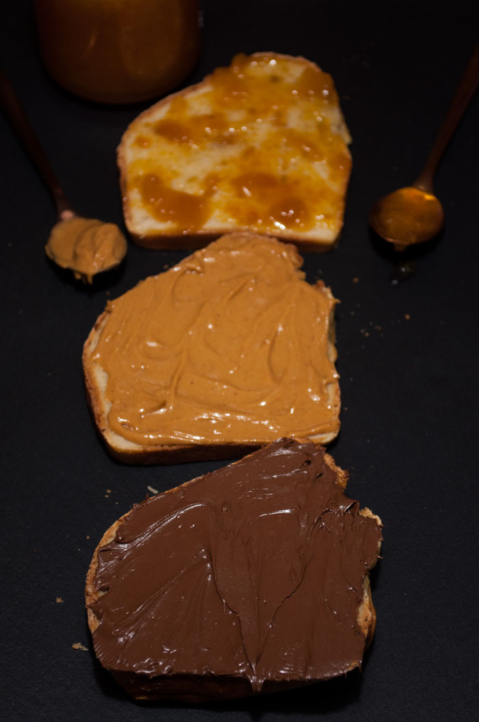 Schnelles Brot mit Nutella, Erdnussbutter und Aprikosenmarmelade.