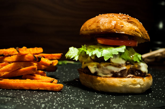 Burger mit Rindfleischbuletten und Süsskartoffelpommes