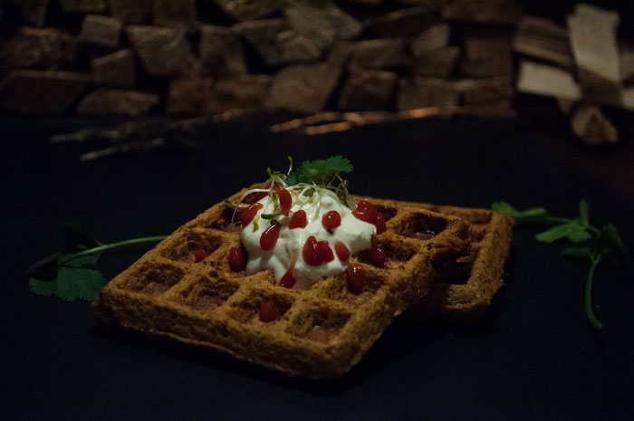 Meine Süsskartoffel-Waffel habe ich mit saurem Halbrahm, Sprossen, Petersilie und Ketchup verfeinert.