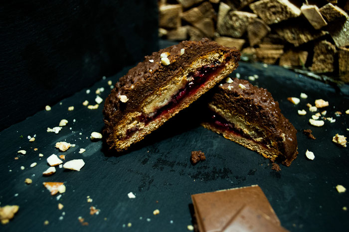 Alternativ kann man natürlich auch ein paar kleinere, runde Lebkuchen backen.