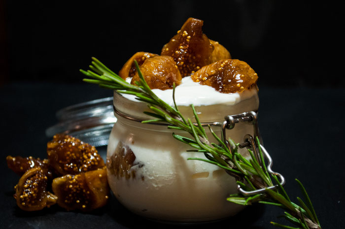 Typisch griechisch, Feigensirup mit griechischem Joghurt. Unglaublich lecker.