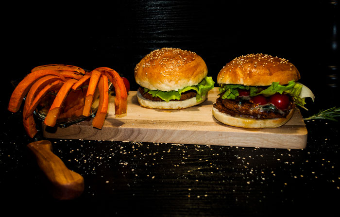 Vegane Buletten mit vegetarischen Brötchen und Kürbispommes