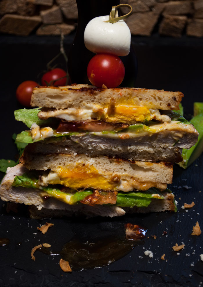 Hähnchen, Tomaten, Mozzarella Sandwich mit Avocado und Ei