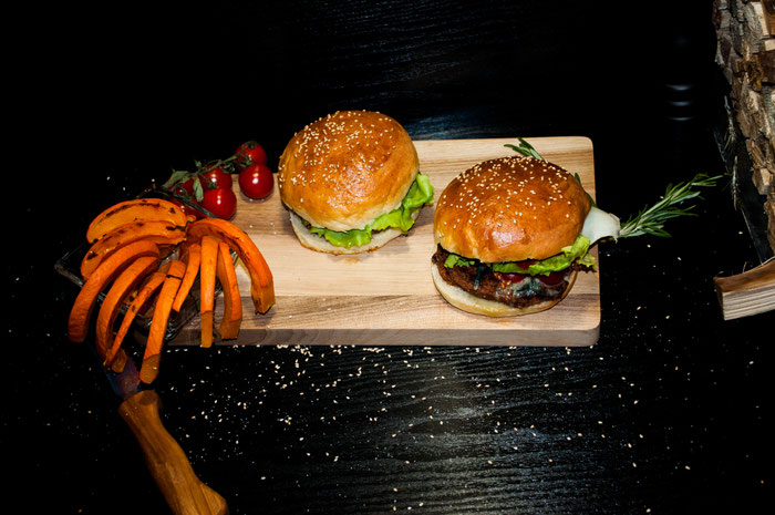 Vegane Buletten mit vegetarischen Brötchen und Kürbispommes