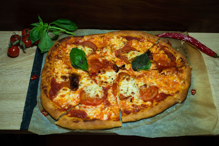 Knusprige Dinkelpizza mit getrockneten und Frischen Tomaten, Chilli, Mozzarella und Basilikum