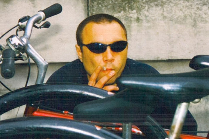 Это не гопник, поджидающий малолетку, это загадочный Пелевин