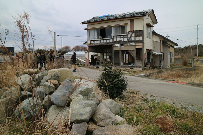原町小沢下戸屋迫の津波被災宅　2017.3.26　頃まで解体されずに残っていた。