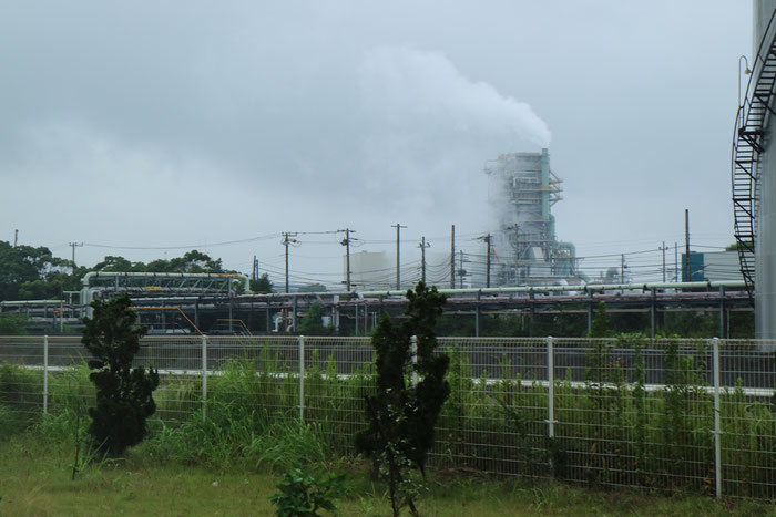 川崎臨海部にある国内最大級の「京浜バイオマス発電所」。昭和シエル石油会社100%出資。ボイラーの棚さは地上約60m。見学の計画はあったが、断られた。川崎発電所の敷地から撮影。