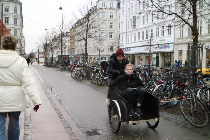 デンマーク「鉄の馬」と呼ばれる自転車には子どもばかりか大人も載せている。