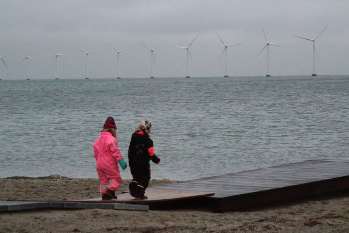 コペンハーゲン・アマビーチパークから見える合計20基の海上風車