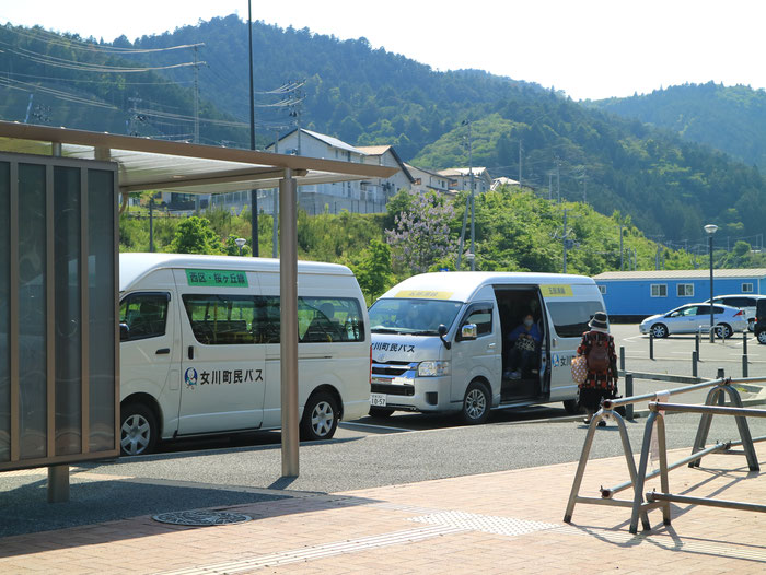 1時間に一本の電車が女川駅に到着する度に、無料町営バス3台が高台の住民を住居に運ぶ。