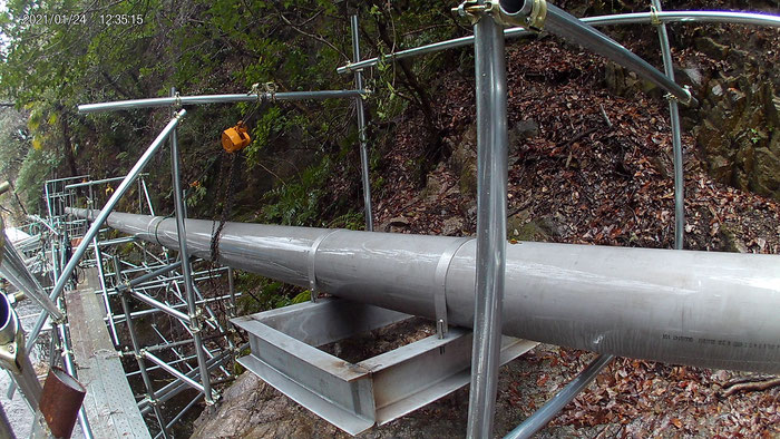 水圧管は自然を破壊しないように崖に這うように建設。＠PVネツト兵庫グローバルサービス