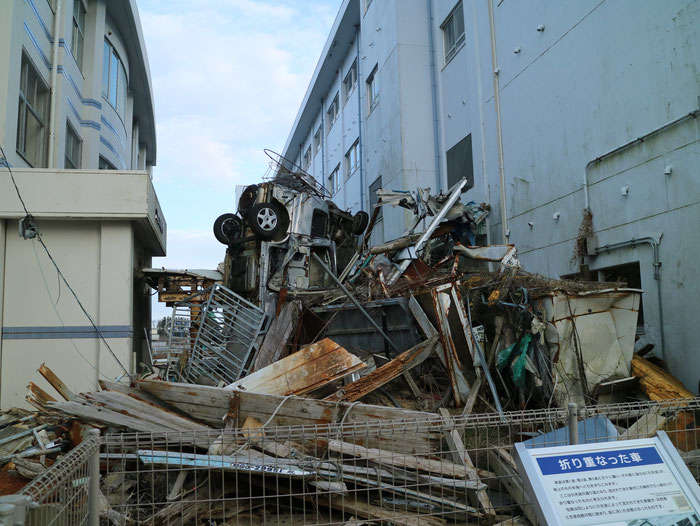 一方、宮城県気仙沼の東日本大震災遺構・伝承館では、当時の様子をそのまま残している。  この違いはなんだろうか