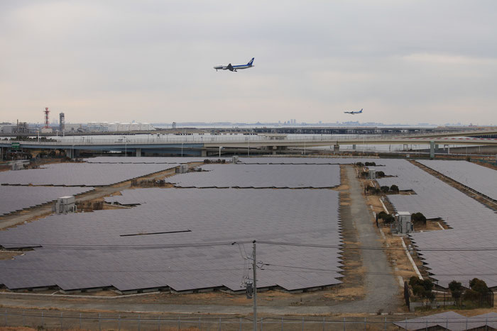 川崎市川崎区の浮島太陽光発電所。2011年全国に先駆けのメガソーラー。ゴミ埋め立て地に建設。最大出力7000kW。
