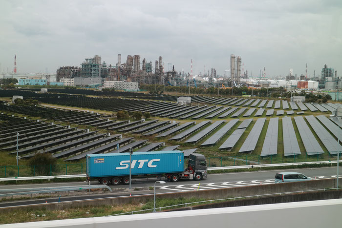 川崎区扇実間太陽光発電所。2011年12月設置。最大出力1万3千kW。年間1535万kWh発電。