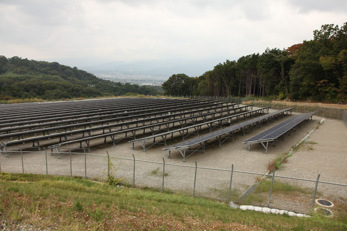 神奈川県某所にあるメガソーラー、草が生えていない　2014.10筆者撮影