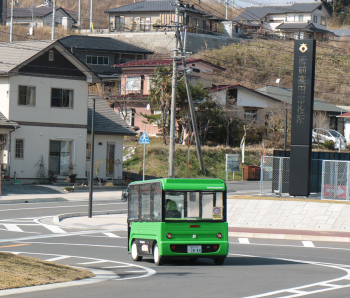 陸前高田市役所を通る、ＥＣＯＭ4の低速小型電気バス