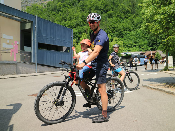 自転車でハルシュタットを楽しむ親子