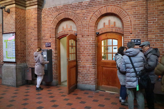 　　　コペンハーゲン中央駅の男女別トイレ
