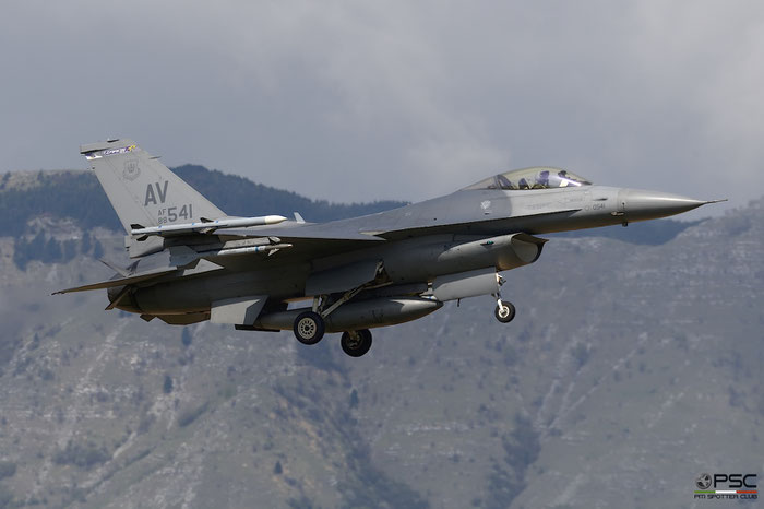 88-0541  AV  F-16CM-40-CF  1C-143  510th FS © Piti Spotter Club Verona 
