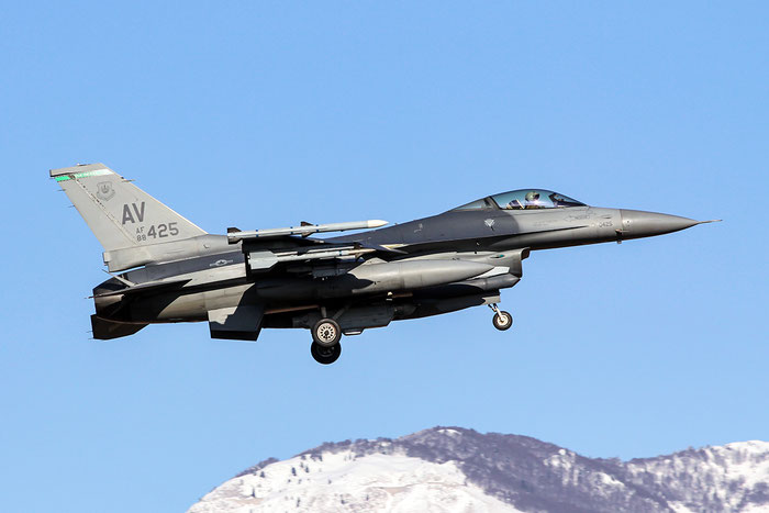 88-0425  AV  F-16CM-40-CF  1C-27  555th FS © Piti Spotter Club Verona 