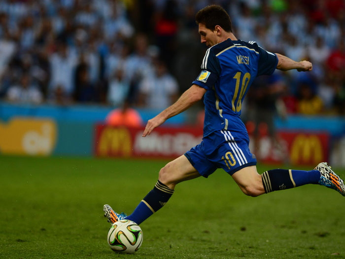 Fuente : https://upload.wikimedia.org/wikipedia/commons/d/da/Germany_and_Argentina_face_off_in_the_final_of_the_World_Cup_2014_04_crop.jpg
