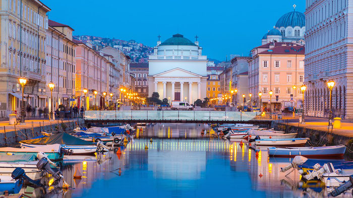 Borgo Teresiano de Trieste e o Canal Grande di Trieste. No fundo a igreja de Sant'Antonio Taumaturgo