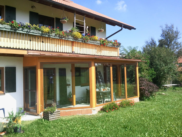 Wintergarten aus Holzständer, Kunststofffenster in Holzoptik Golden Oak