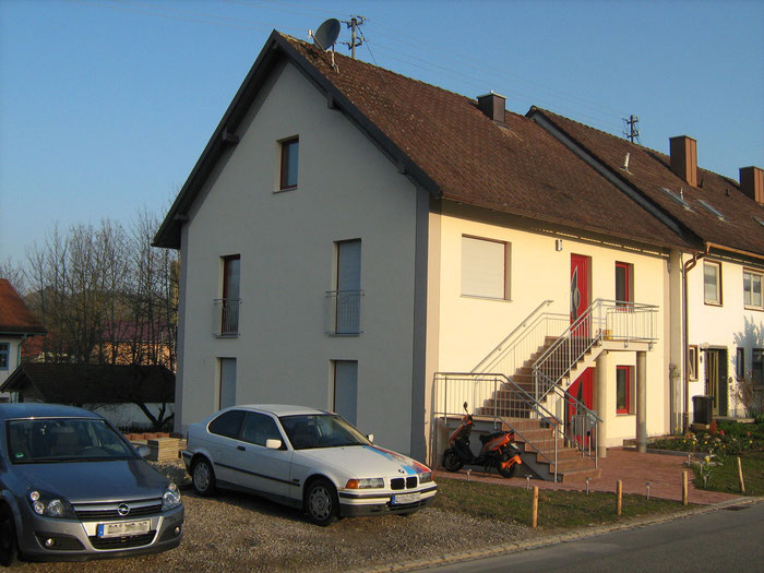 Kunststofffenster Acrylcolor Rot mit Vorbaurolladen überdämmt