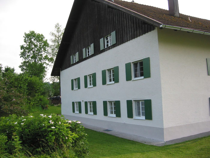 Kunststofffenster 2-flgl. mit Sprossen und Holzfensterläden