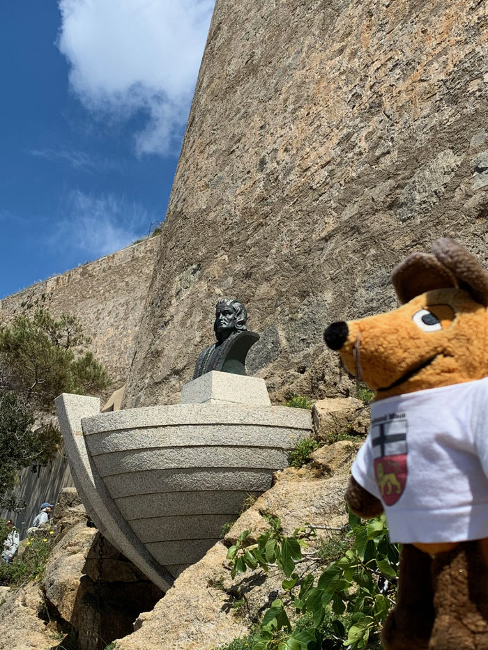 Auf dem Weg zur Unterkunft kam ich am Denkmal für Christoph Columbus vorbei, der in Calvi geboren sein soll. Das aber behaupten auch Genua, Lissabon und Sevilla. Naja, irgendwer wird schon Recht haben.