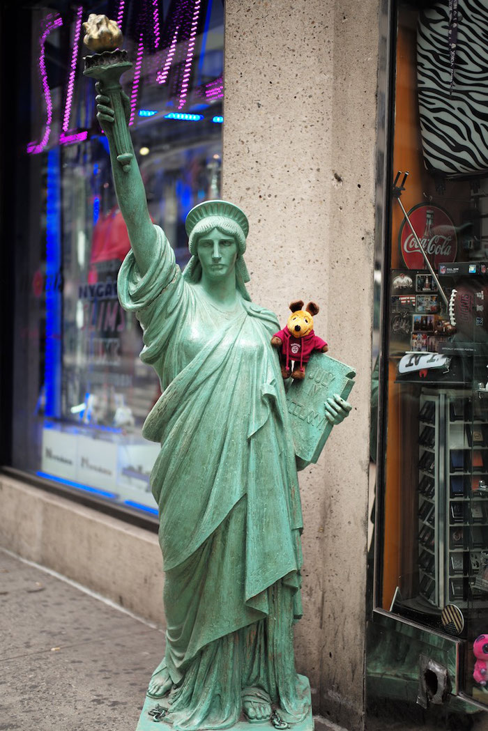 Maus ist der Krach in den Straßen auch zu viel. Sie flüchtet deshalb in den Arm der Freiheitsstatue.